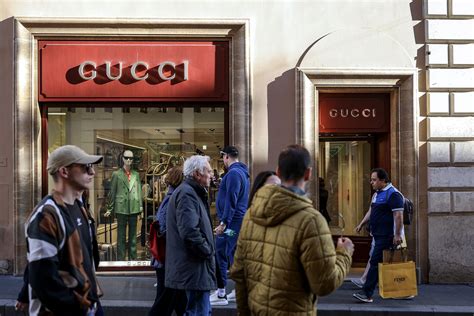 Gucci staff in Rome strike to protest relocation plans